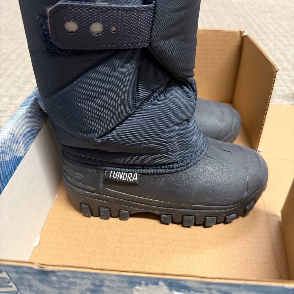 Boys Tundra snow boot size 11 in navy blue